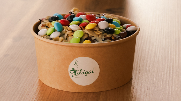İkigai granola ve renkli çikolatalı kase sunumu