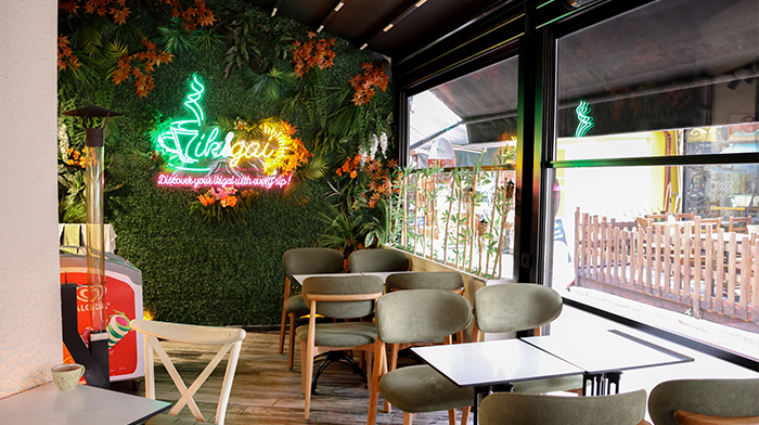 İkigai Coffee House bitki duvarlı oturma alanı