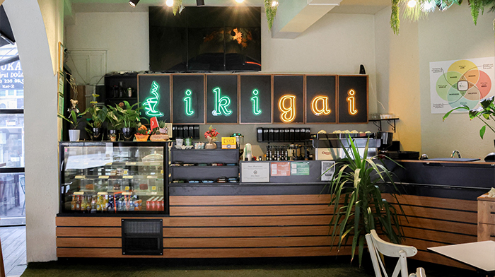 İkigai Coffee House bar ve neon logo alanı